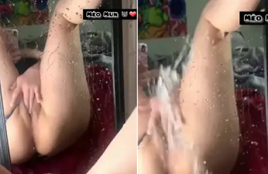 Em tự sướng phun nước bướm