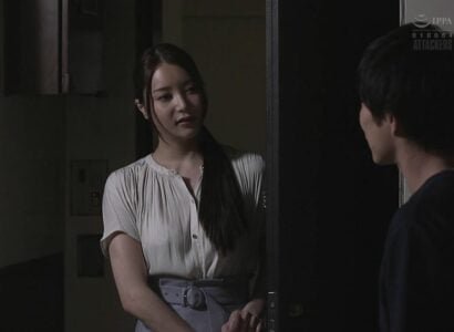 Cô gái xinh đẹp thường xuyên tự sướng ngân nga, hàng xóm sang gõ cửa để làm chuyện ấy