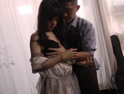 Trong cái lén lút của đêm khuya, nghệ nhân cô đơn tìm thấy khoái cảm bên con rối tự chế.